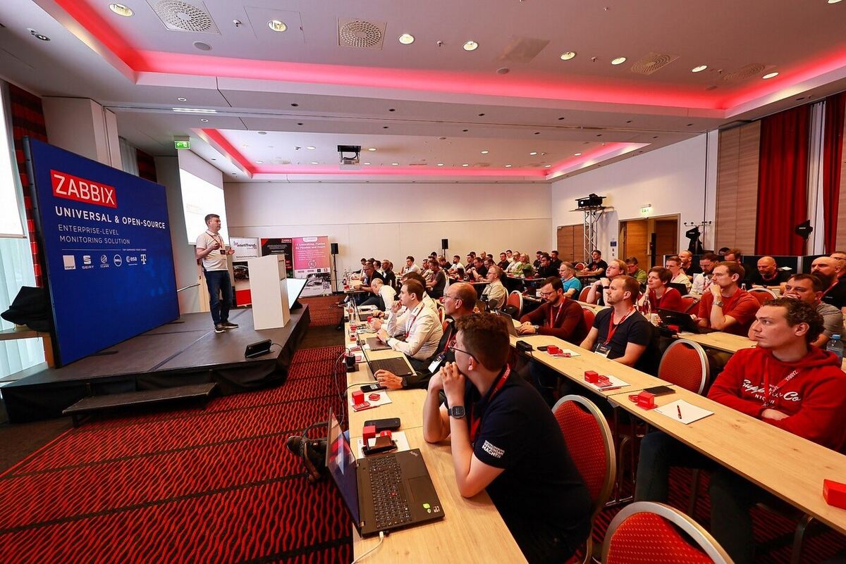 Konferenzsaal mit Publikum während eines Vortrags